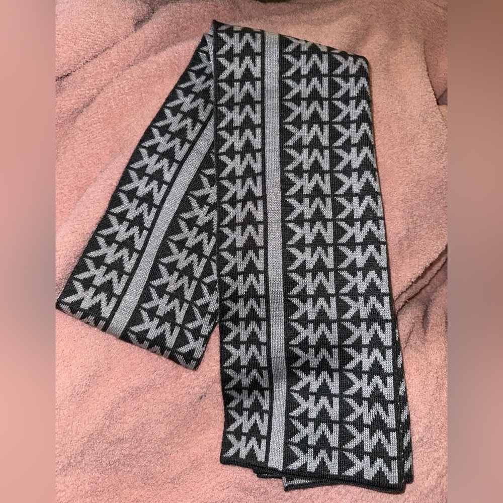 Michael Kors Scarf - Black and Silver (NWOT)
